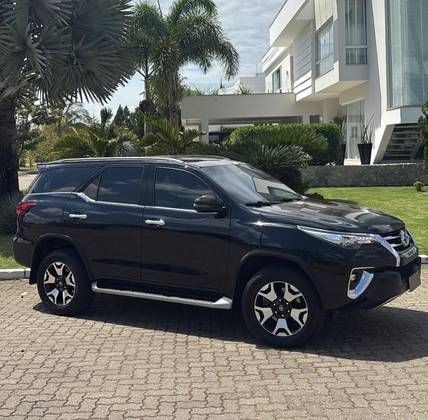 TOYOTA HILUX SW4 2.8 SRX DIAMOND 4X4 7 LUGARES 16V TURBO INTERCOOLER DIESEL 4P AUTOMÁTICO